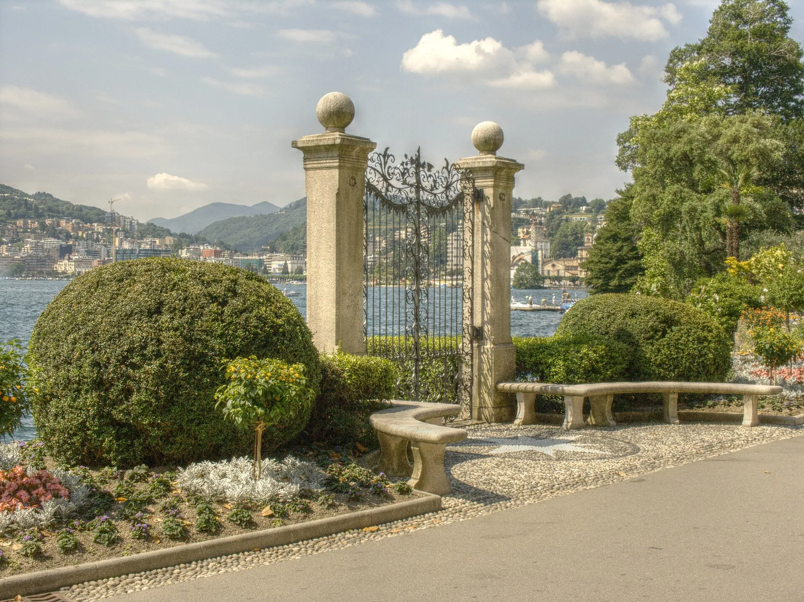 Il cancello sul lago al Parco Ciani, fotografia di contesto