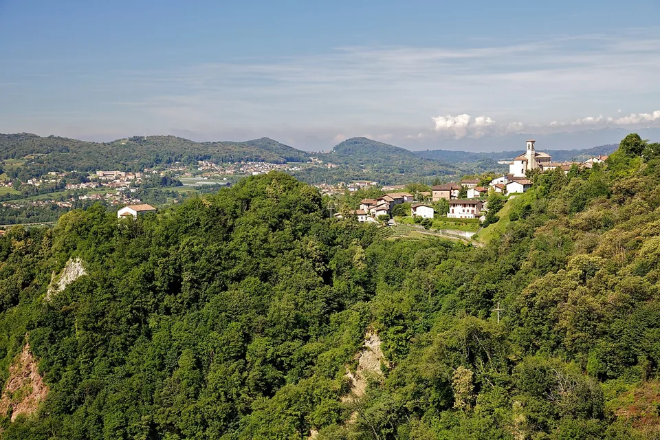 Castel San Pietro sopra le Gole della Breggia